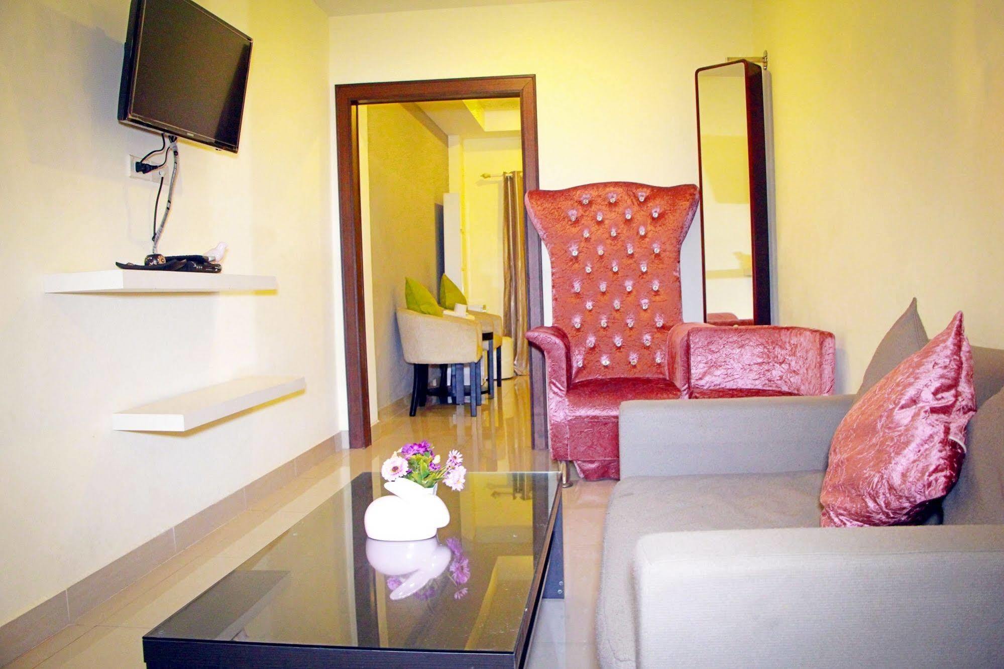 Royal Q & D Suites Pattaya Exterior foto